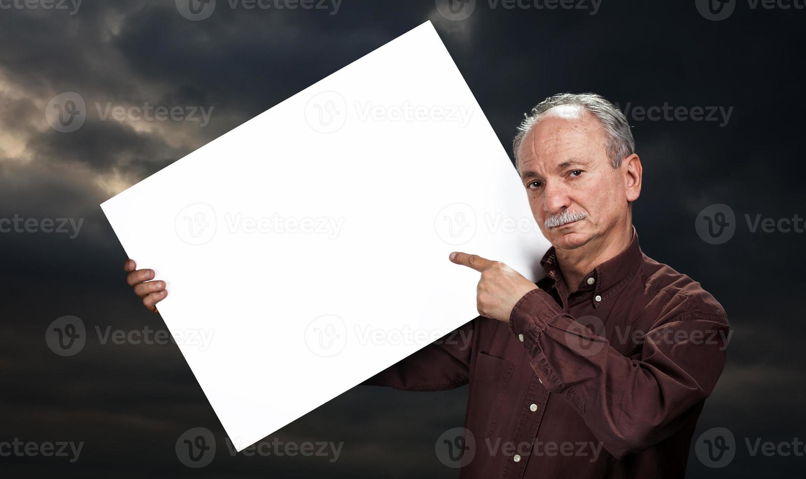 Mann hält Plakatwand foto