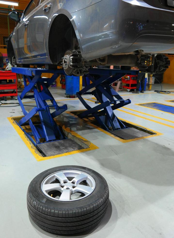 Reifenwechsel durch professionellen Mechaniker in der Garage foto
