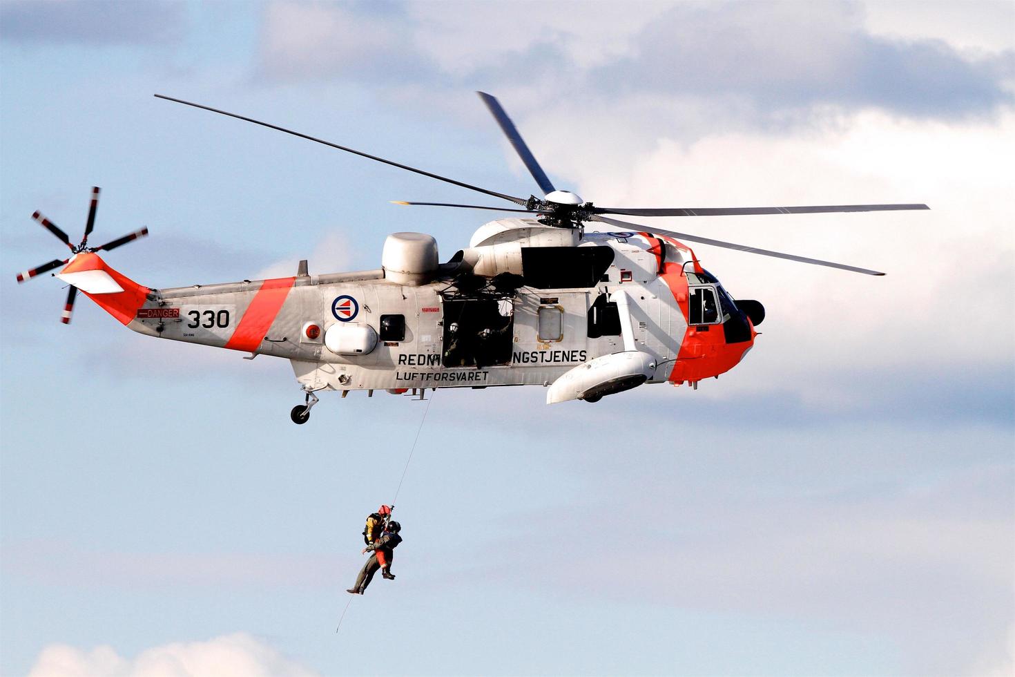 Rettungshubschrauber der königlichen norwegischen Luftwaffe im Flug foto