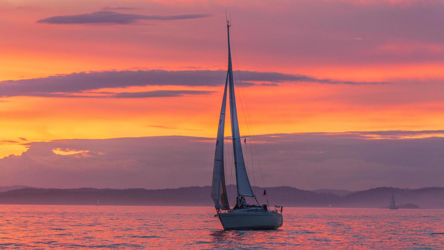 Segelboot während des Sonnenuntergangs foto