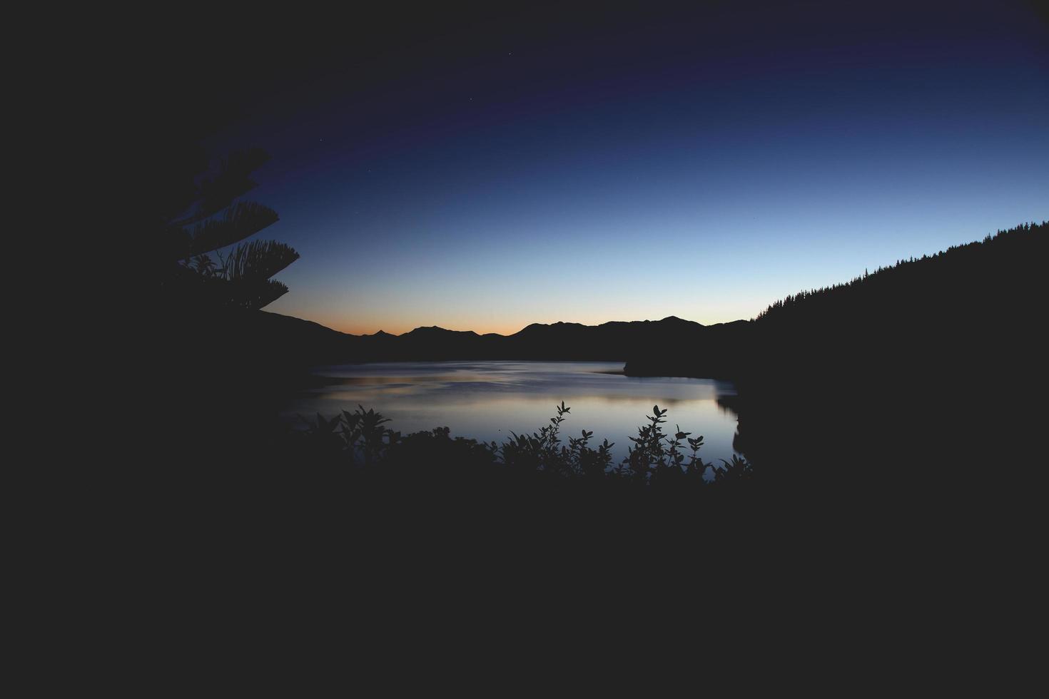 Silhouette einer Landschaft bei Sonnenuntergang foto