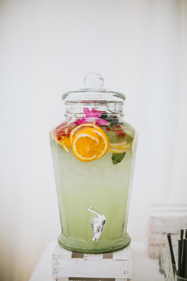 Limonade in einem Getränkespender foto