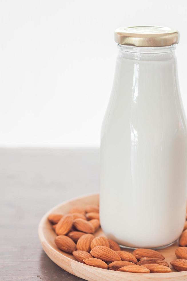 Flasche Mandelmilch und Nüsse foto