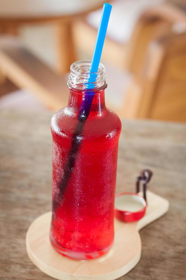 Glasflasche roter Saft foto