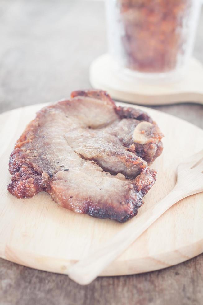 Teller mit Schweinesteak foto