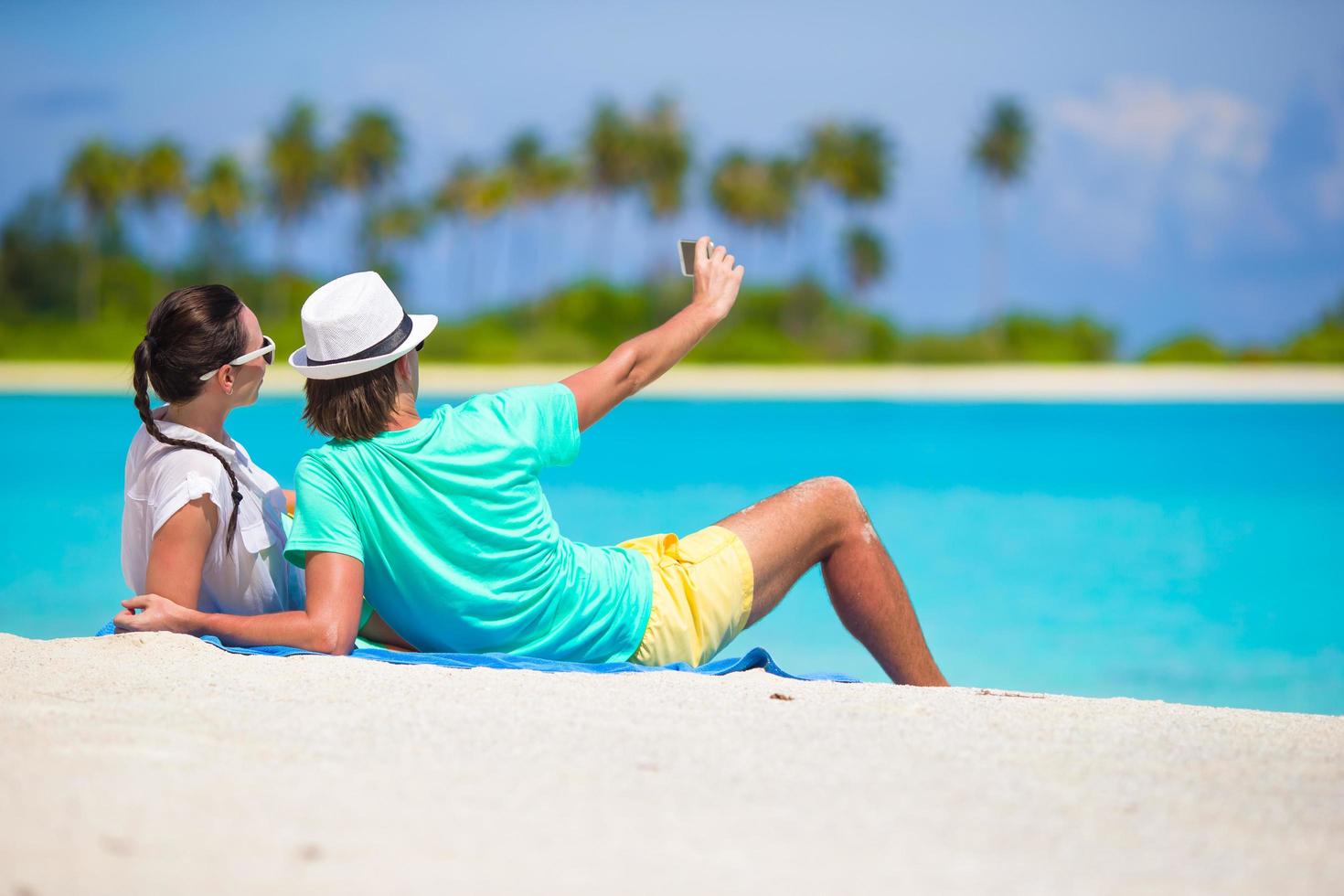 Paar macht ein Selfie am Strand foto