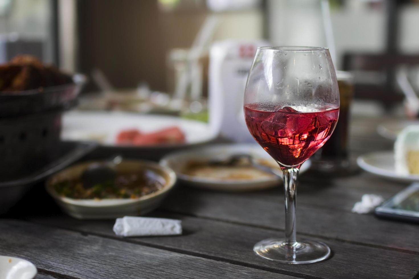 Glas Wein auf dem Tisch zur Mittagszeit foto