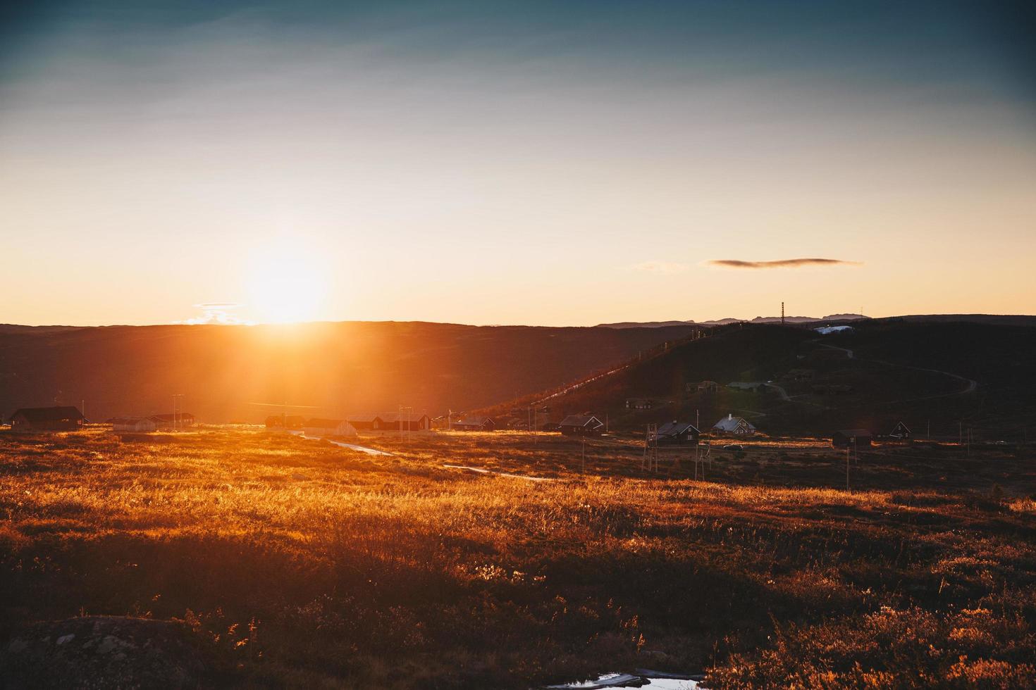 Grasfläche während der goldenen Stunde foto