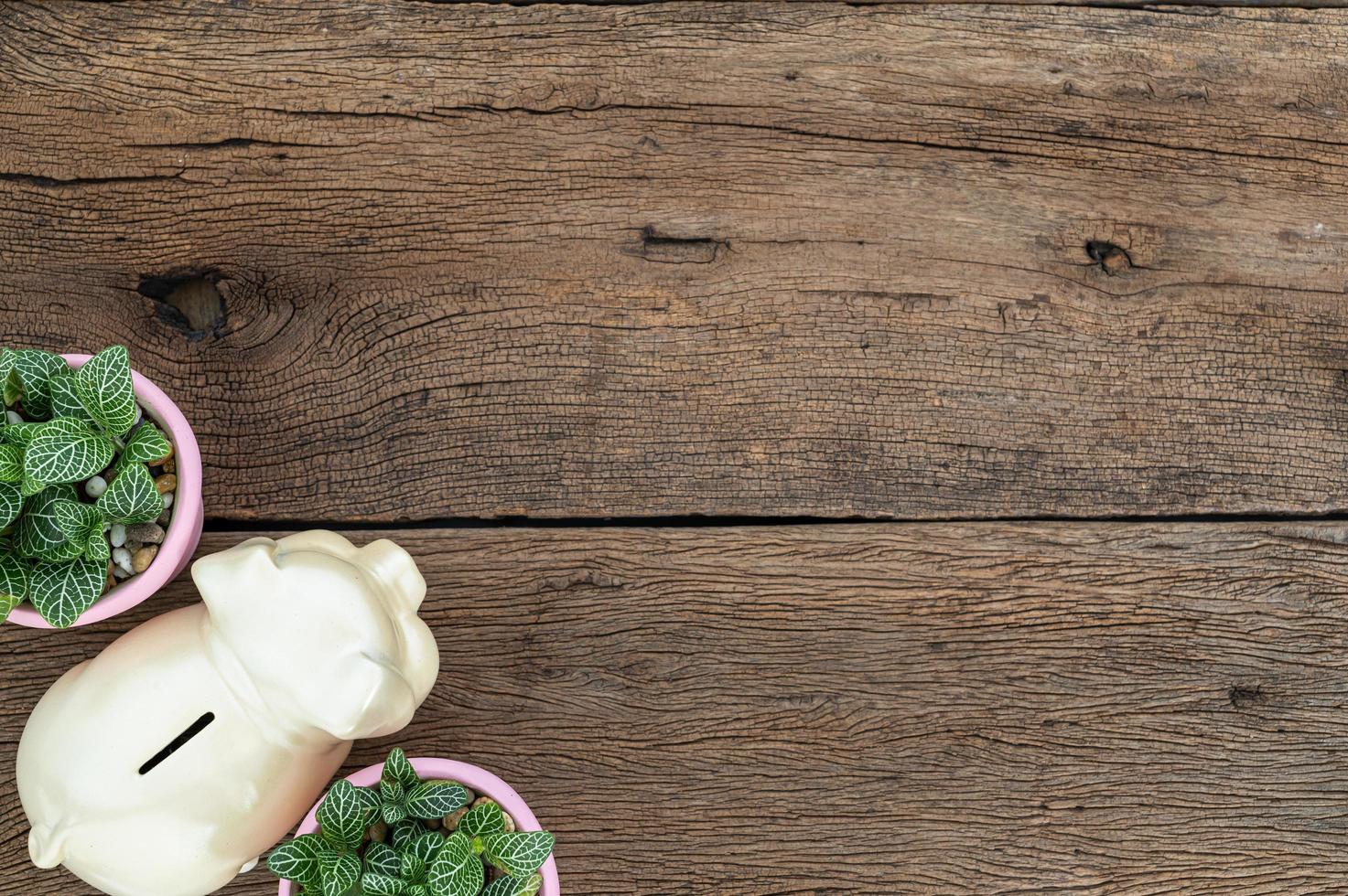 Holzschreibtisch mit Sparschwein, Draufsicht foto