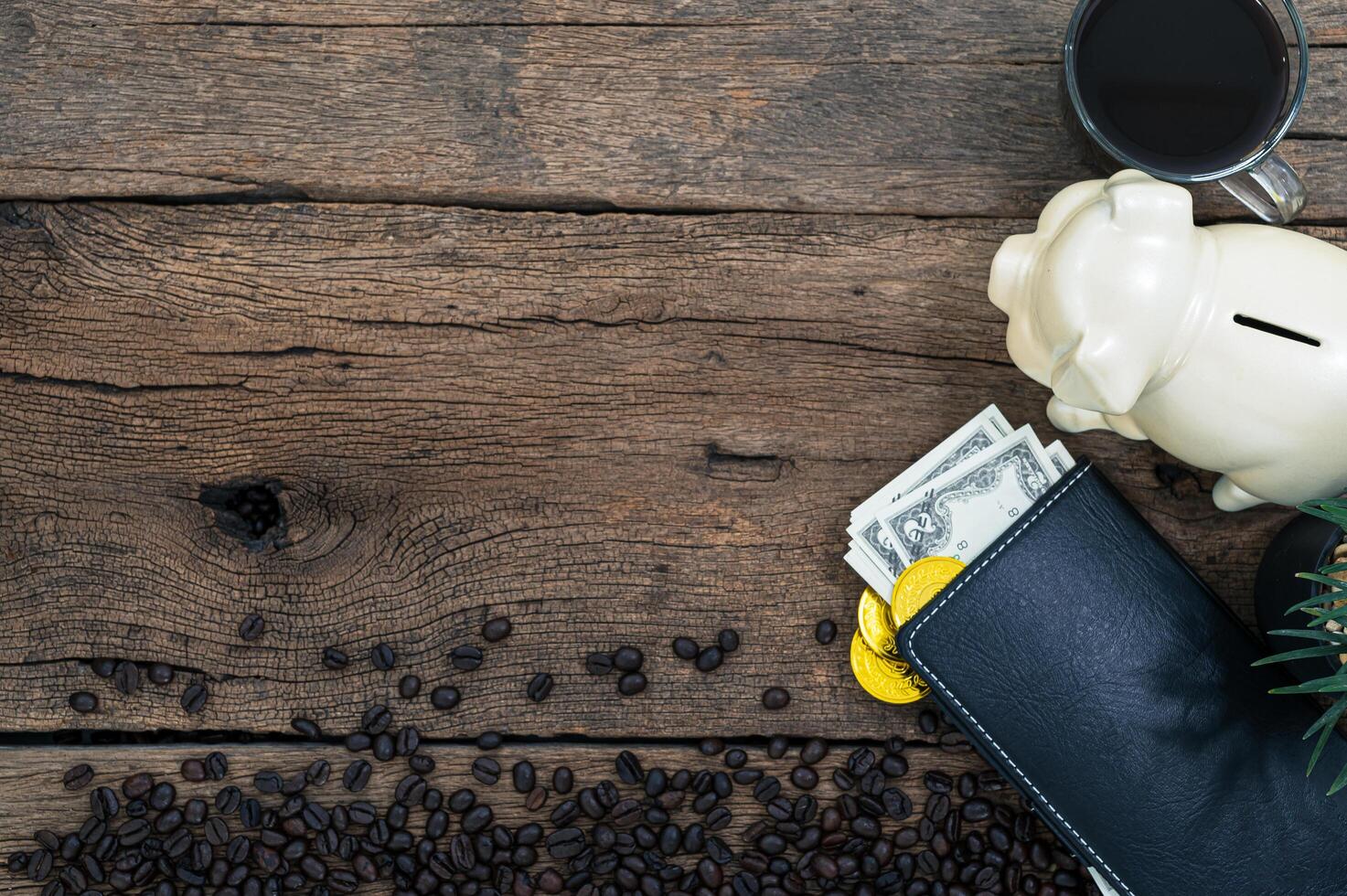 Kaffee und Geld auf hölzernem Hintergrund, Draufsicht foto