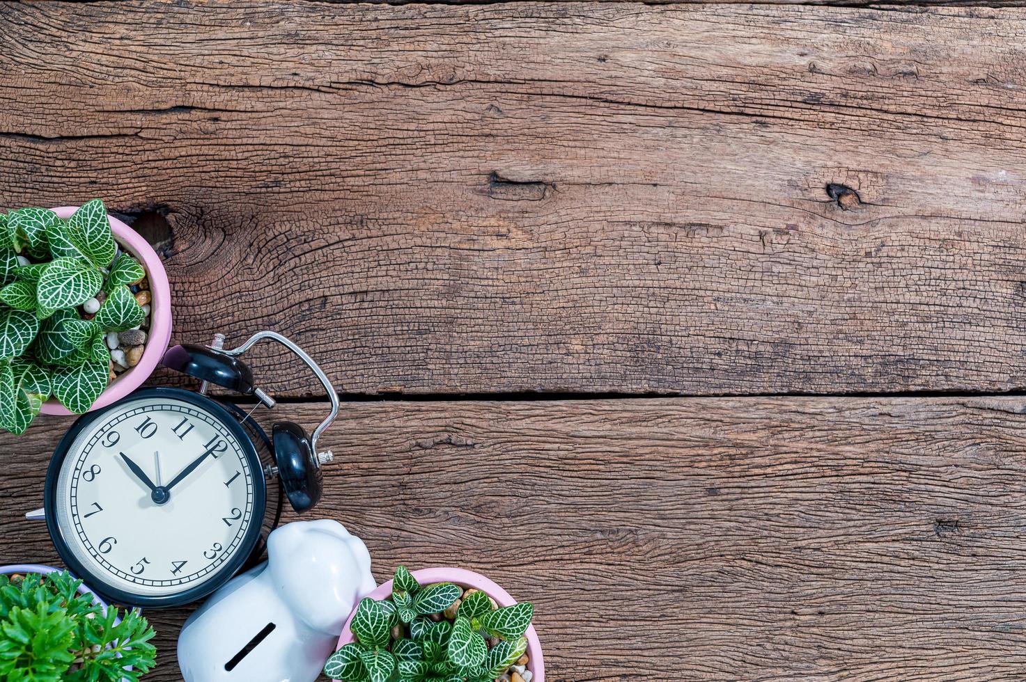 Holzschreibtisch mit Wecker, Draufsicht foto