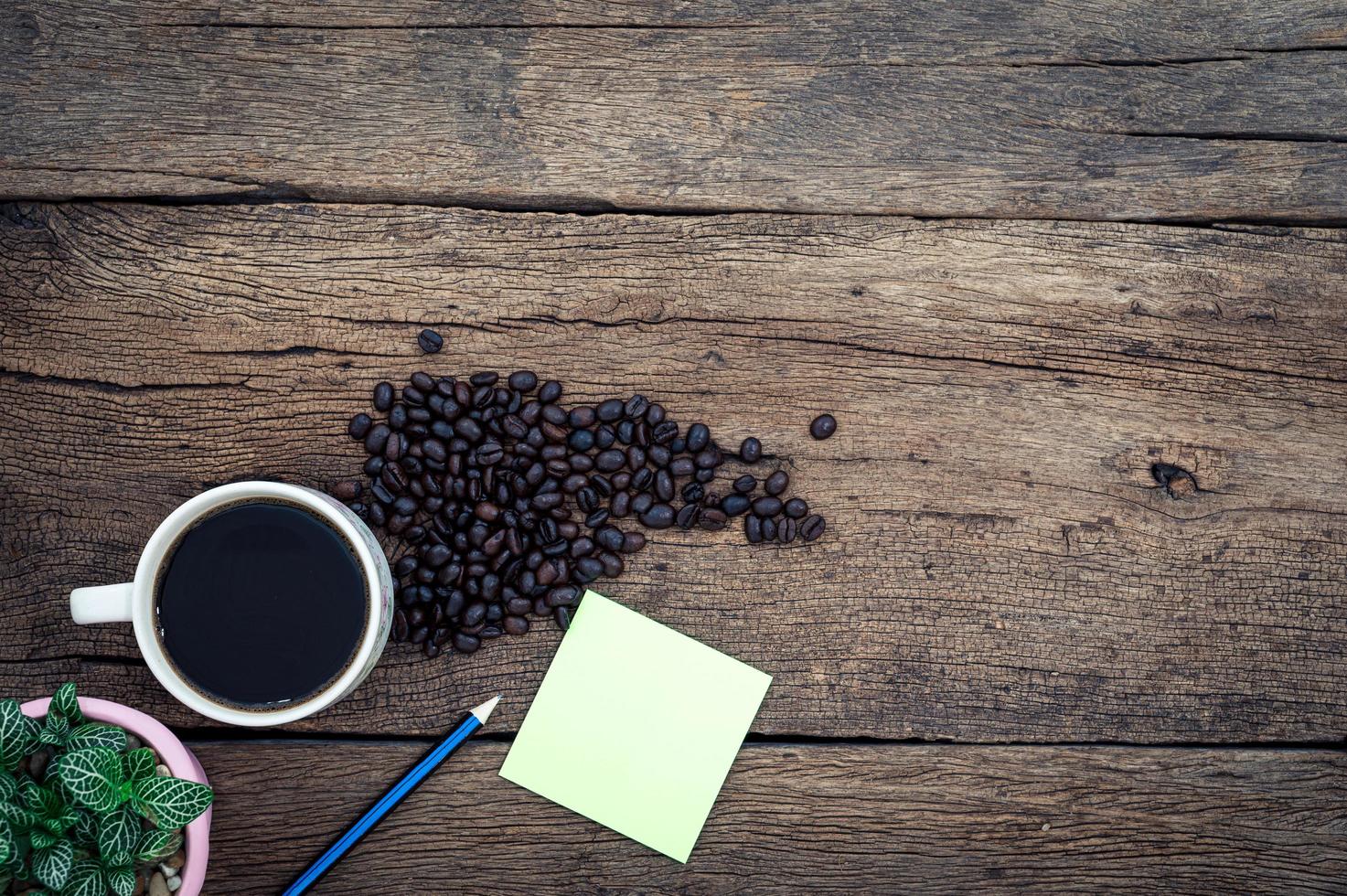 Holzschreibtisch mit Kaffee, Draufsicht foto