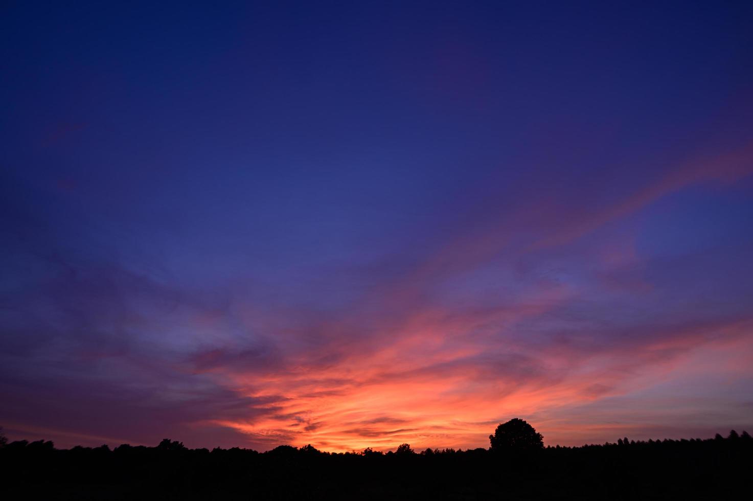 Himmel und Wolken bei Sonnenuntergang foto