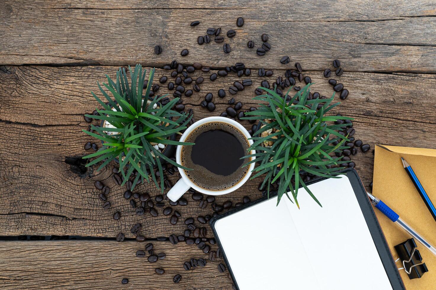 Schreibtisch mit Schreibwaren und Kaffee foto