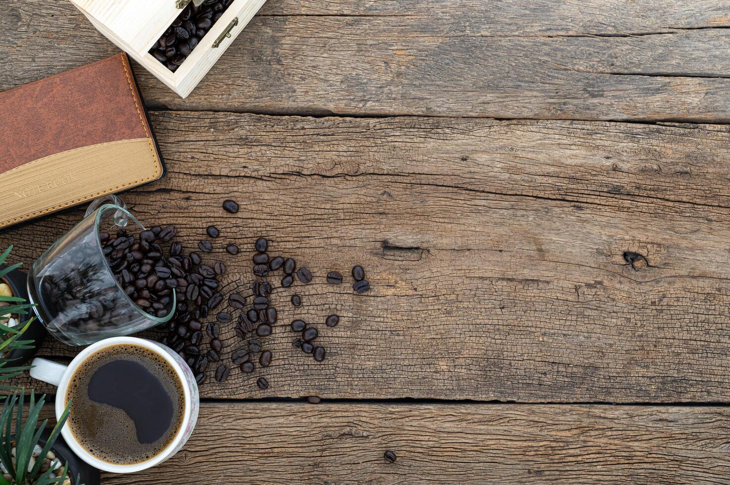 Holzschreibtisch mit Kaffee, Draufsicht foto