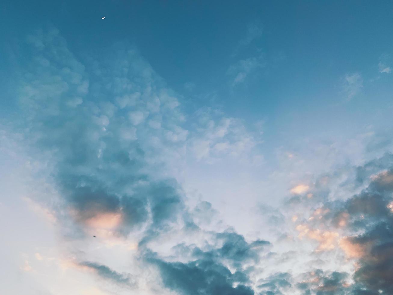 bunte Wolken bei Sonnenuntergang foto