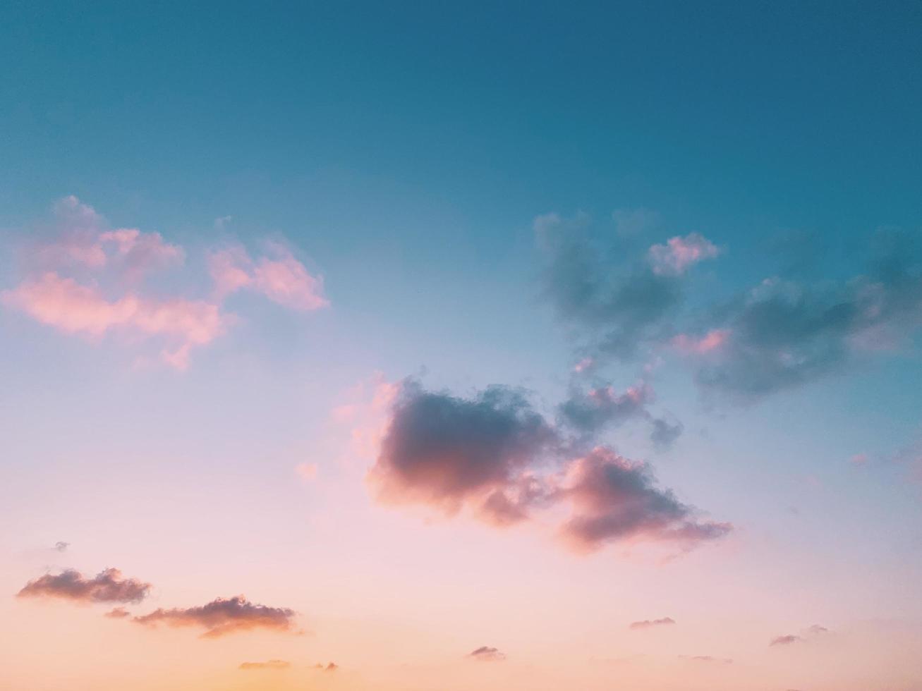 Zuckerwatte Wolken am Himmel foto