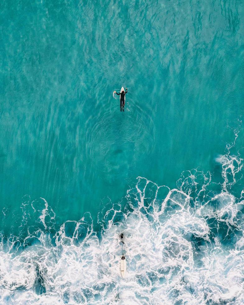 Person auf weißem Surfbrett foto