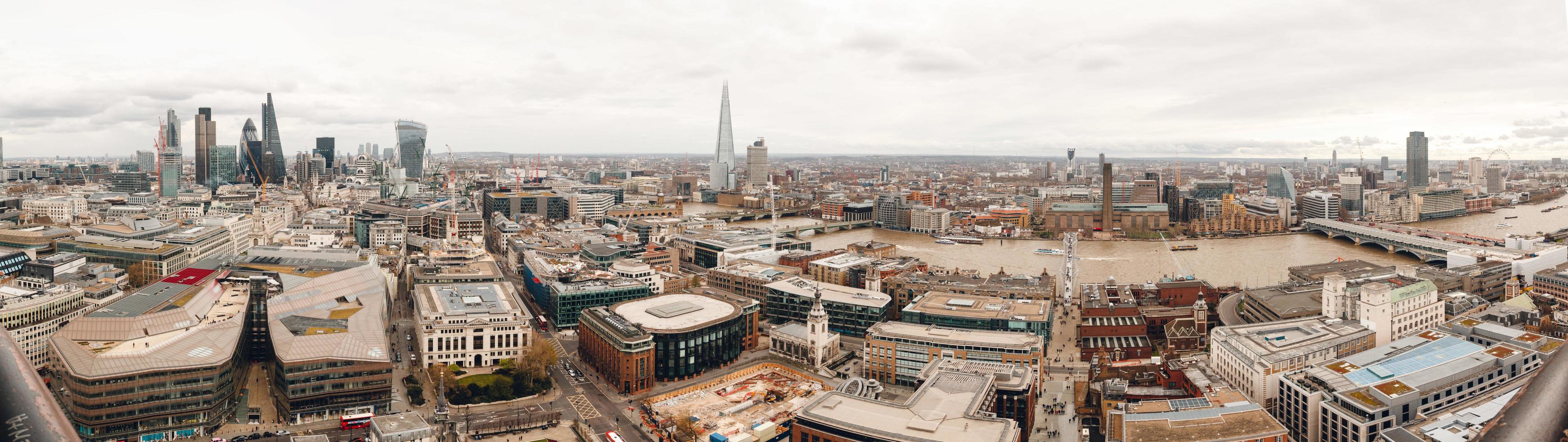 Panorama einer Stadt mit Hochhäusern foto