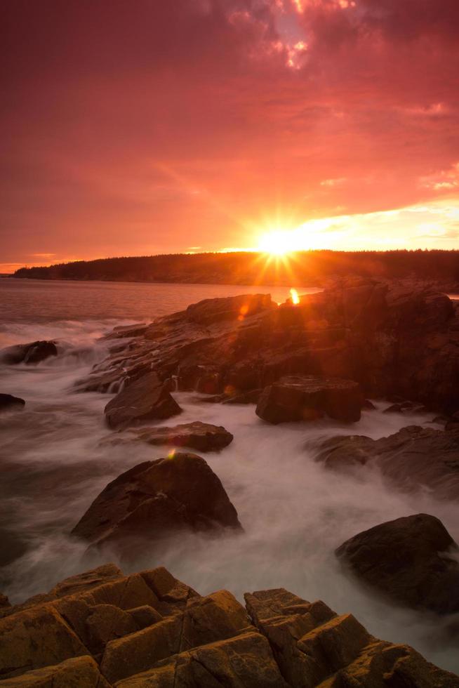 Zeitraffer der Wellen bei Sonnenuntergang foto
