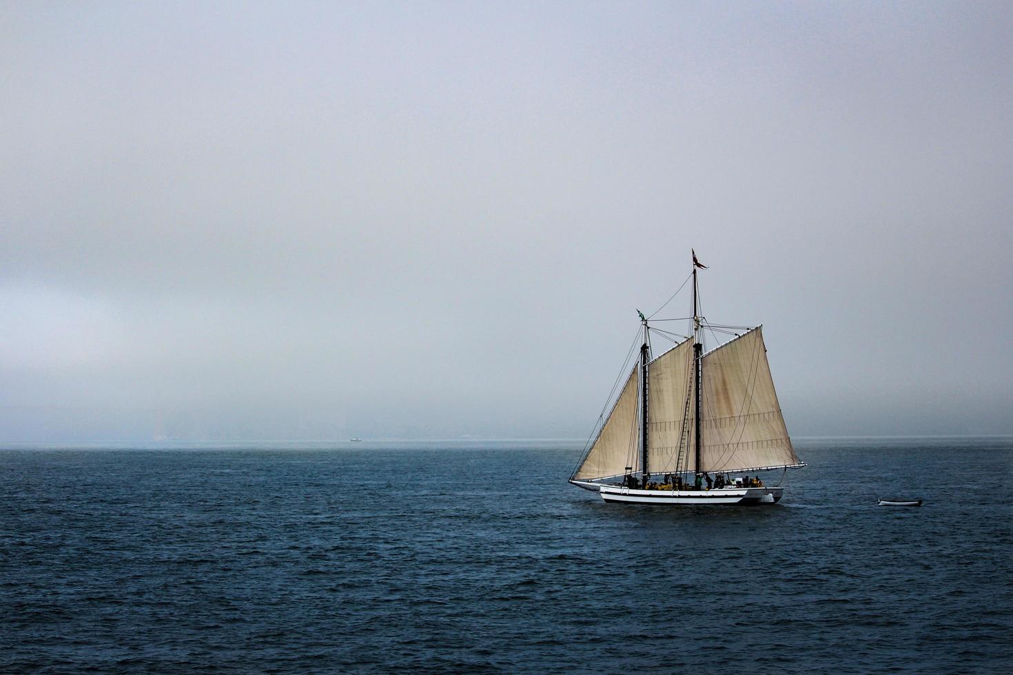 San Francisco, Kalifornien, 2020 - Segelboot auf dem Meer foto