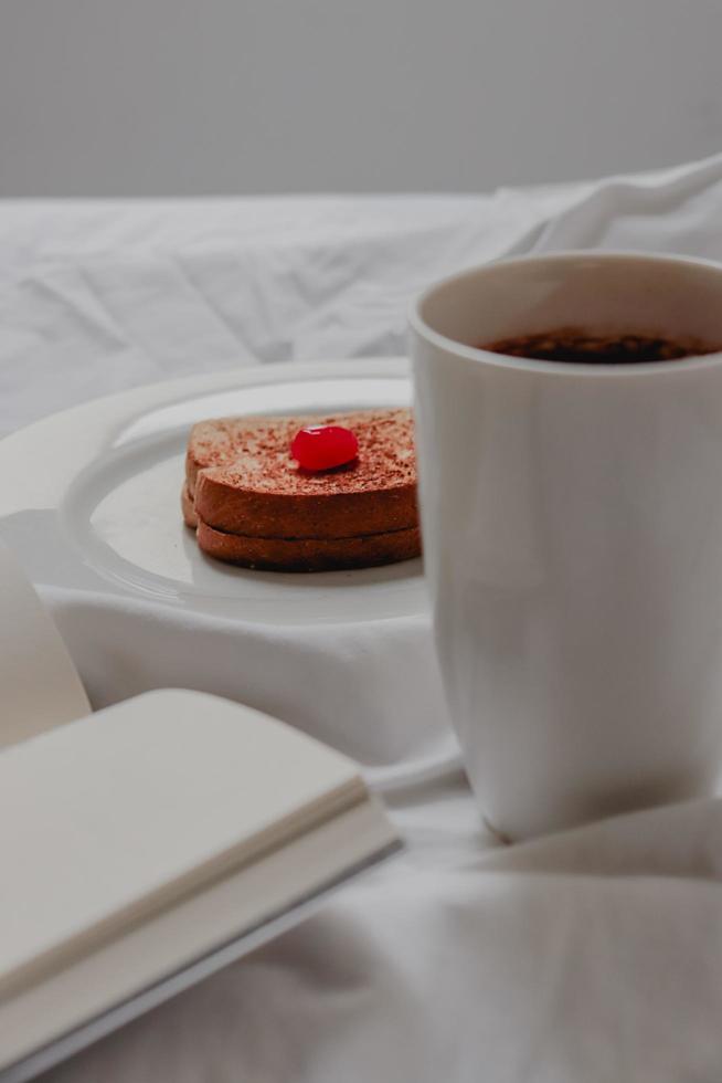 Frühstück und ein Buch foto