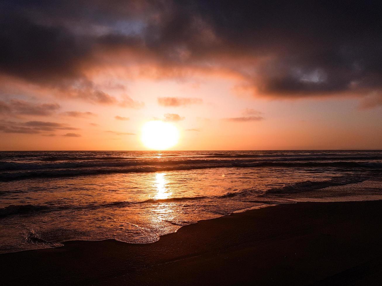 Sonnenuntergang über einem Strand in Tijuana foto