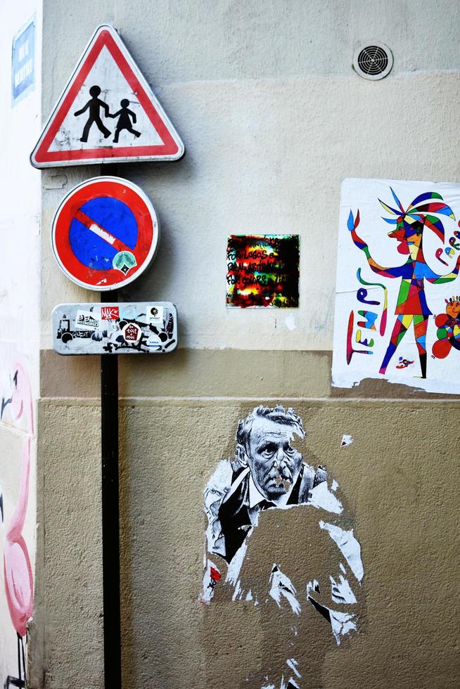 montmartre, frankreich, 2020 - street art an einer wand foto