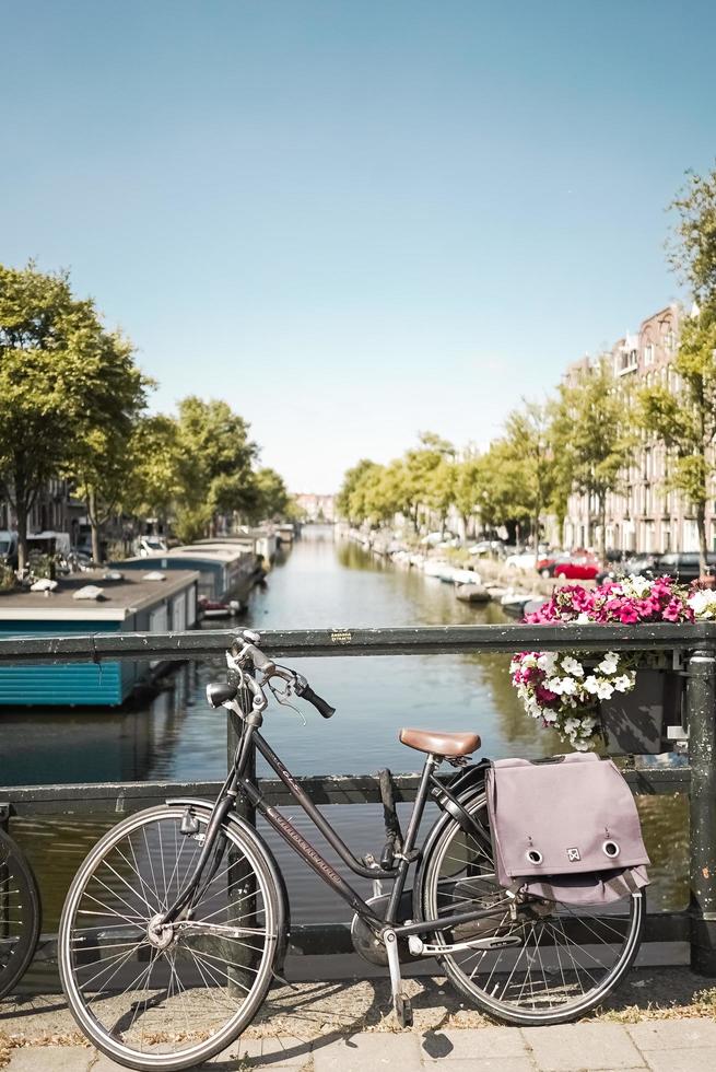 Amsterdam, Niederlande, 2020 - Fahrrad auf einer Brücke geparkt foto