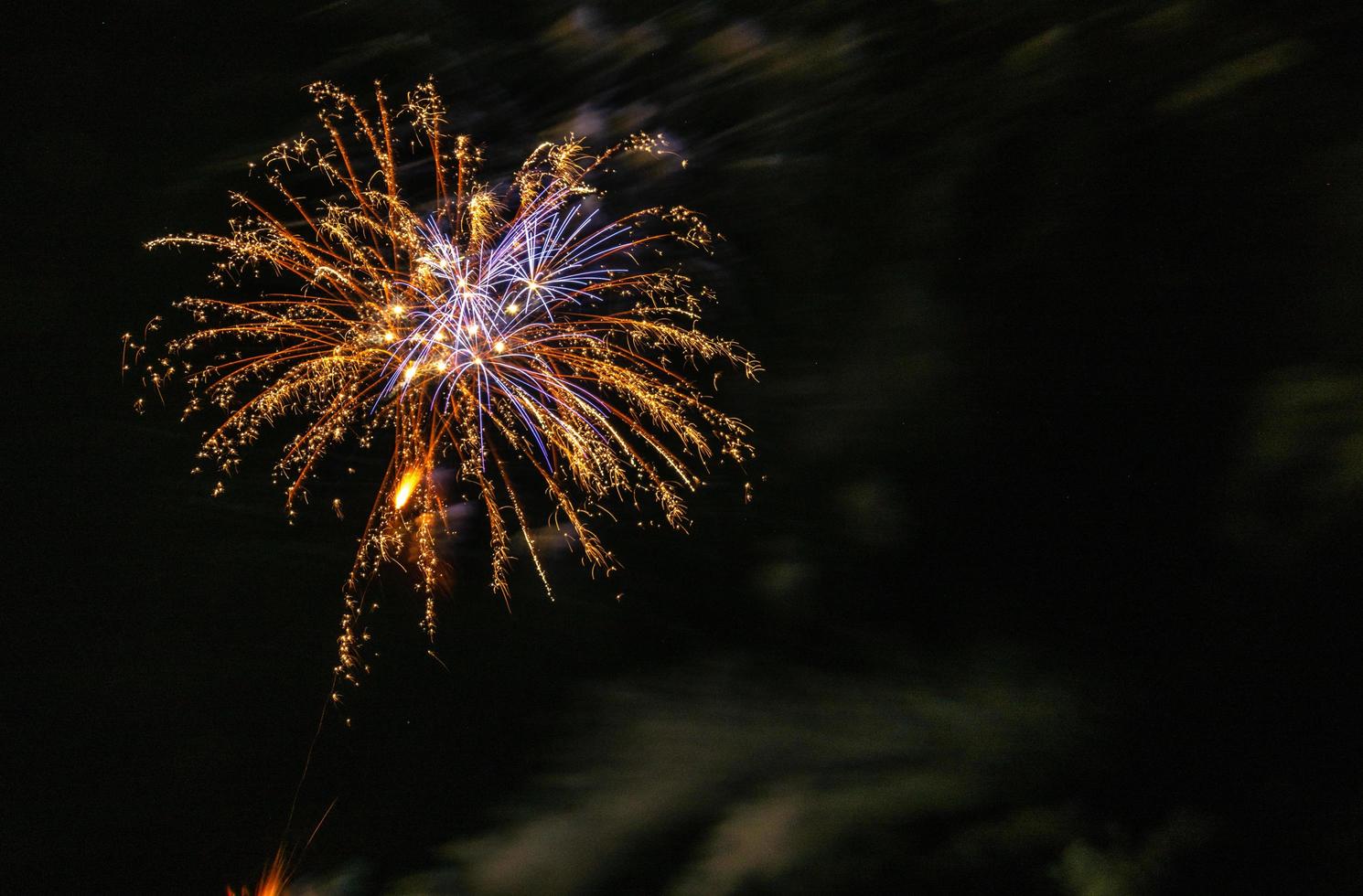 orange und blaues Feuerwerk foto