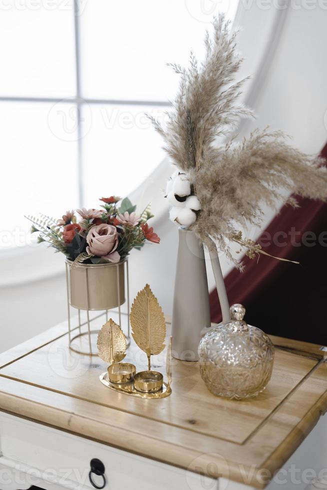 schönes wohnzimmer mit kamin und weihnachtsbaum am morgen foto