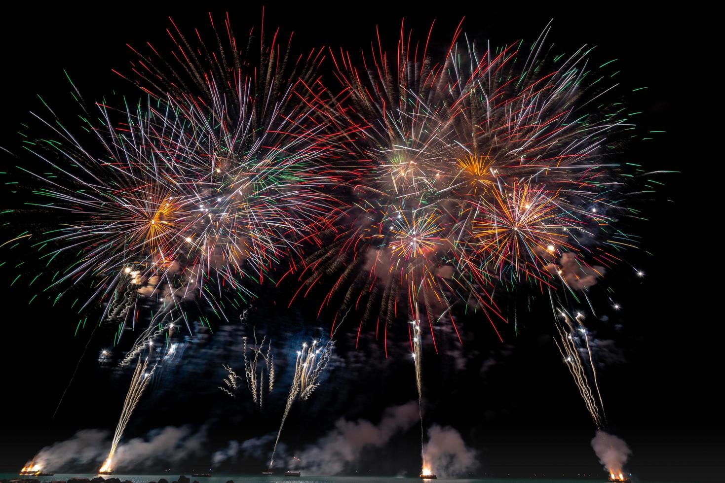 buntes Feuerwerk am Himmel foto