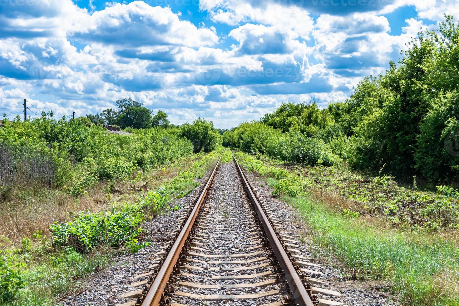 Fotografie zum Thema Eisenbahnstrecke nach dem Passieren des Zuges auf der Eisenbahn foto