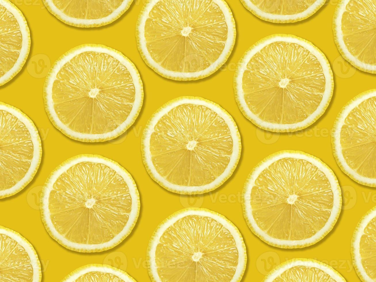 Zitronenscheiben Textur auf gelbem Hintergrund foto