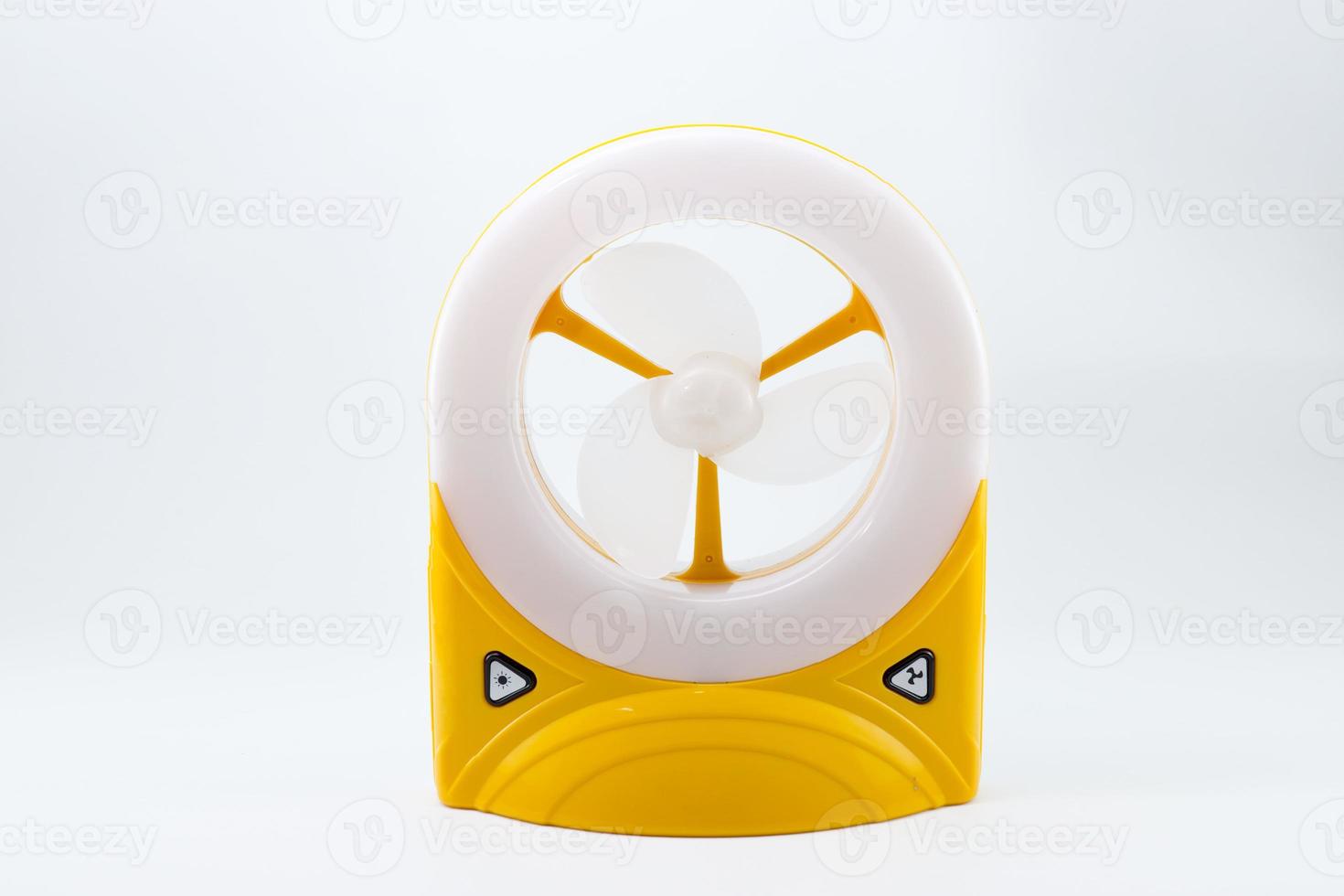 tragbarer Ventilator mit LED-Licht isoliert auf weißem Hintergrund foto
