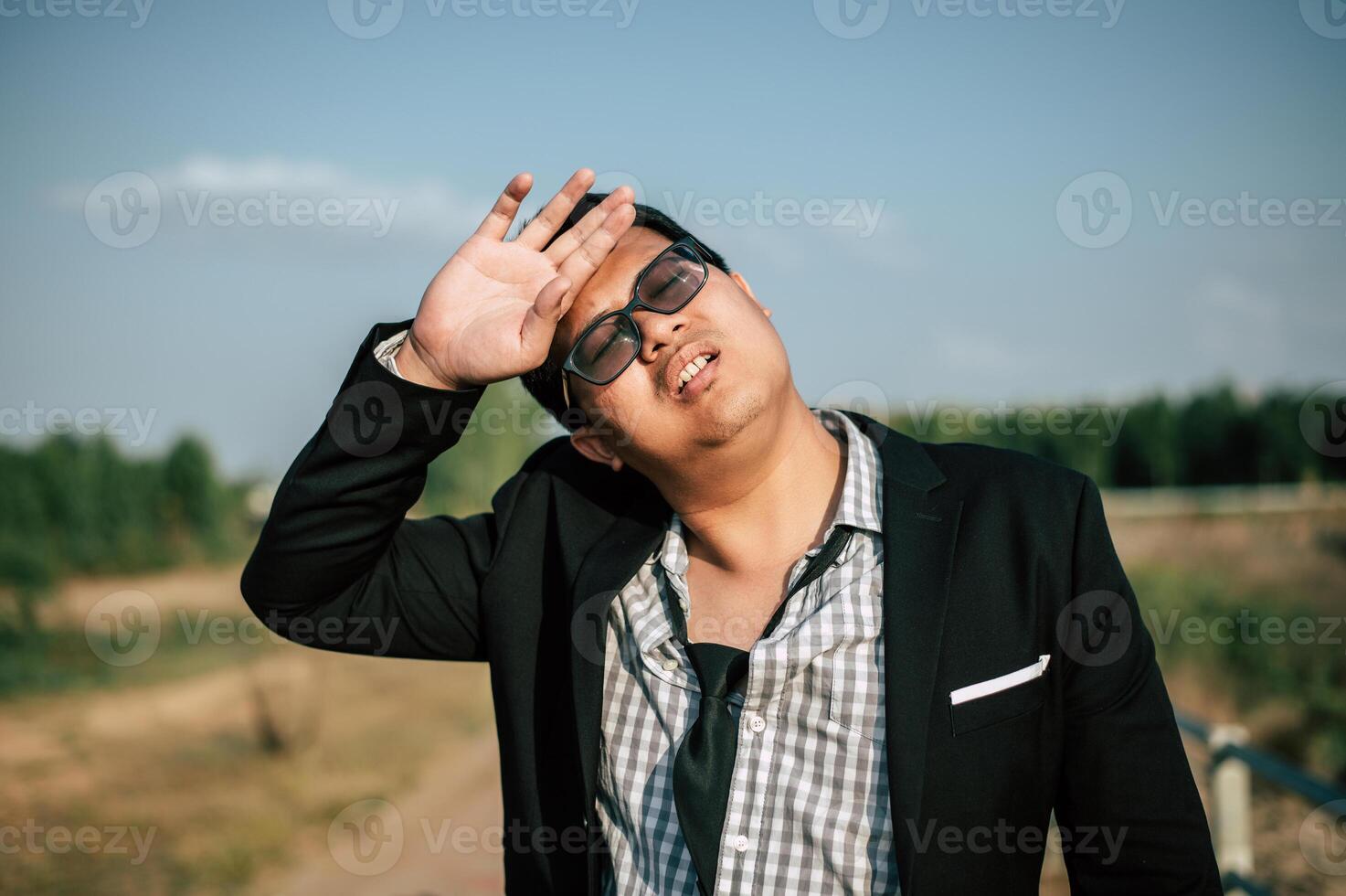 asiatischer geschäftsmann müde und schlafend zum entspannen im freien foto