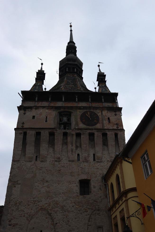 Verschiedene Blickwinkel zeigen den oberen Teil des Uhrturms in Schäßburg foto