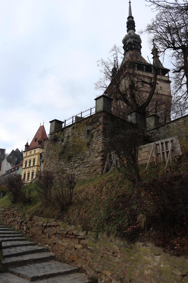 Verschiedene Blickwinkel zeigen den oberen Teil des Uhrturms in Schäßburg foto