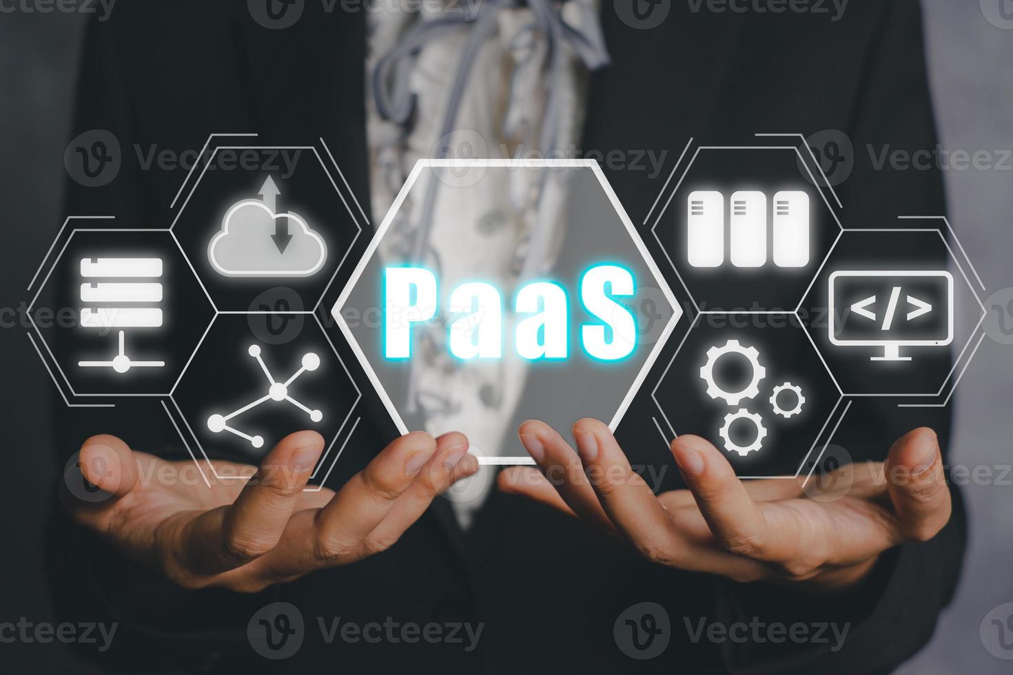 Paas - Plattform als Service, Geschäftsfrau hält Paas-Symbol auf vr-Bildschirm mit blauem Bokeh-Hintergrund, Internet-Technologie und Entwicklungskonzept. foto