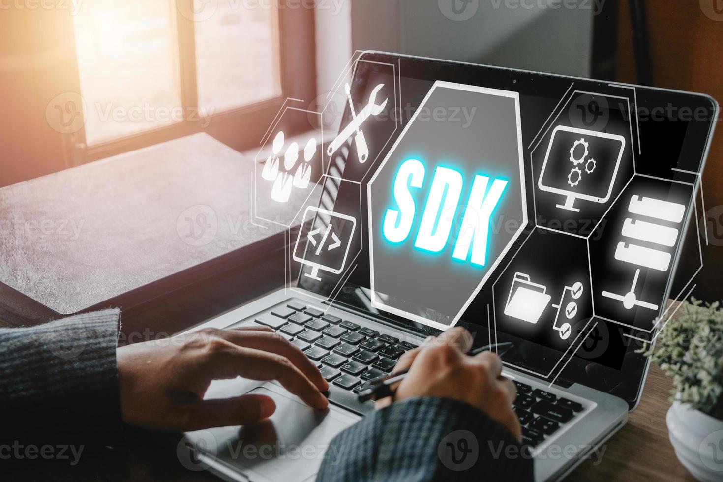 sdk - software development kit programmiersprache technologiekonzept, person, die tastaturcomputer mit sdk-symbol auf virtuellem bildschirm eingibt. foto