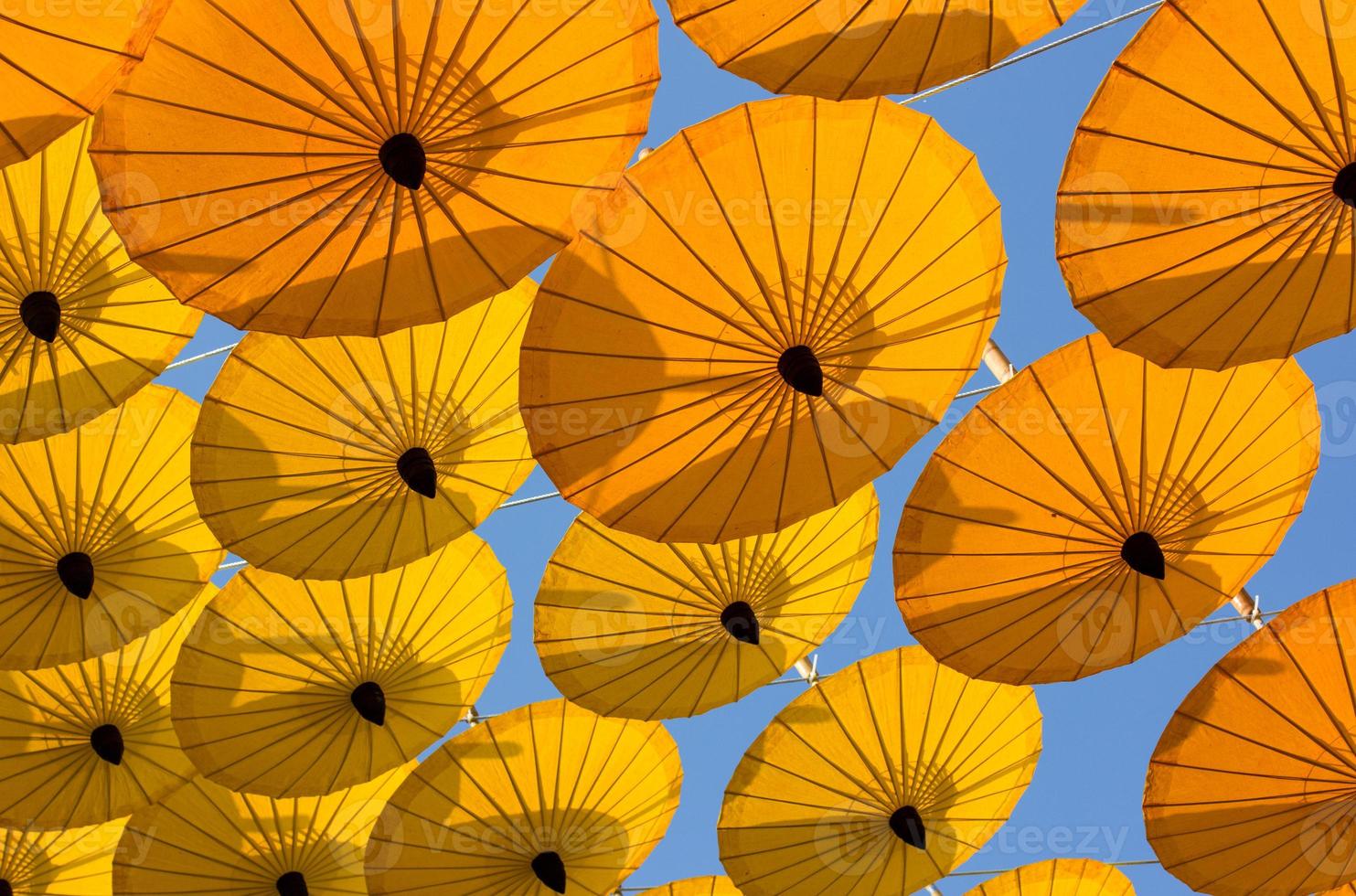 Viele Dekorationen mit hängendem gelben Regenschirm im Freien foto