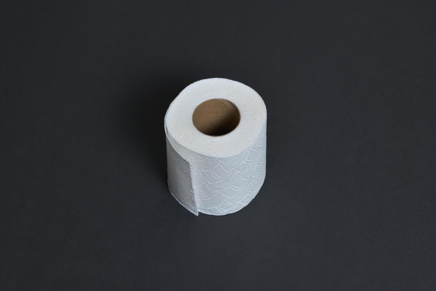 Toilettenpapier auf schwarzem Hintergrund isoliert foto