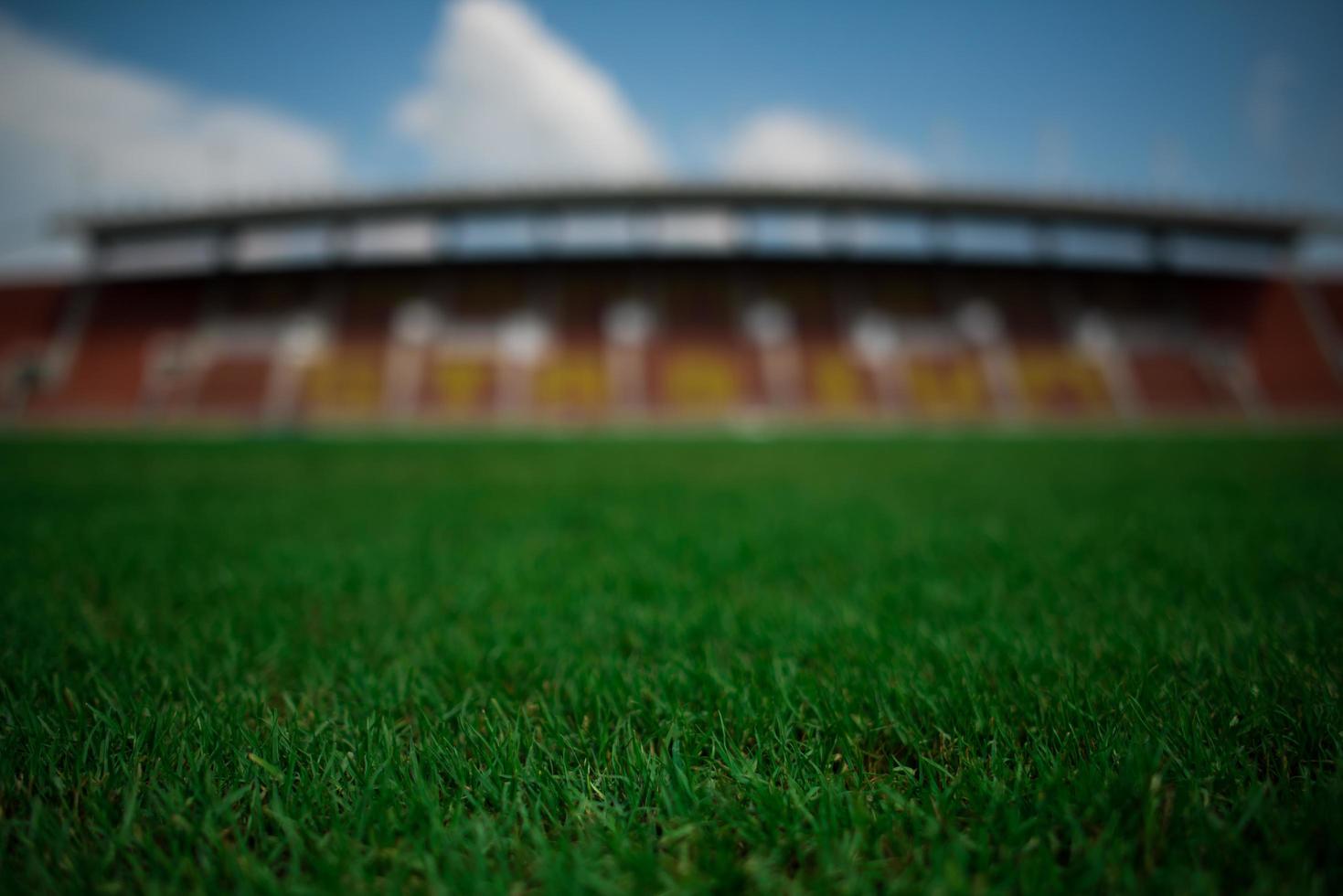 Stadionhintergrund mit einem grünen Rasenplatz foto