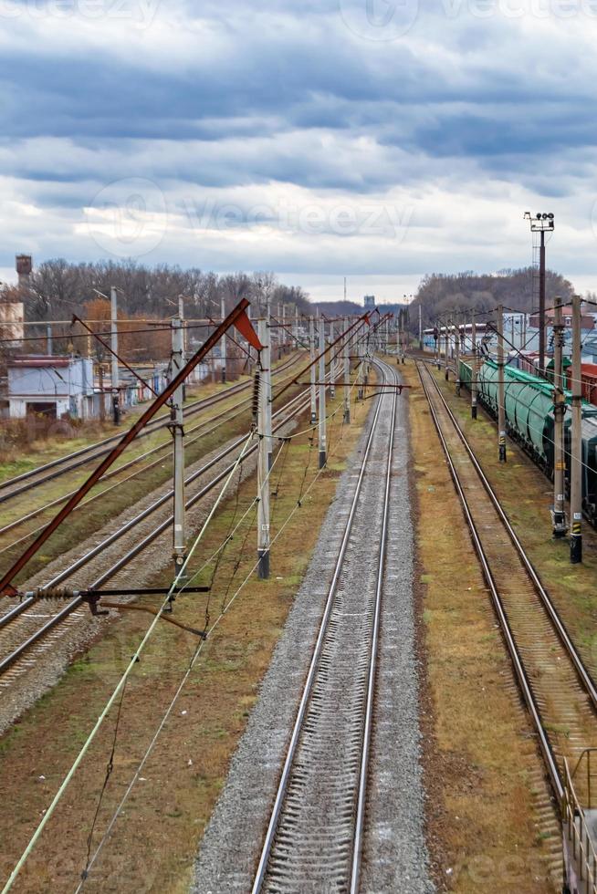 Fotografie zum Thema Eisenbahnstrecke nach dem Passieren des Zuges auf der Eisenbahn foto