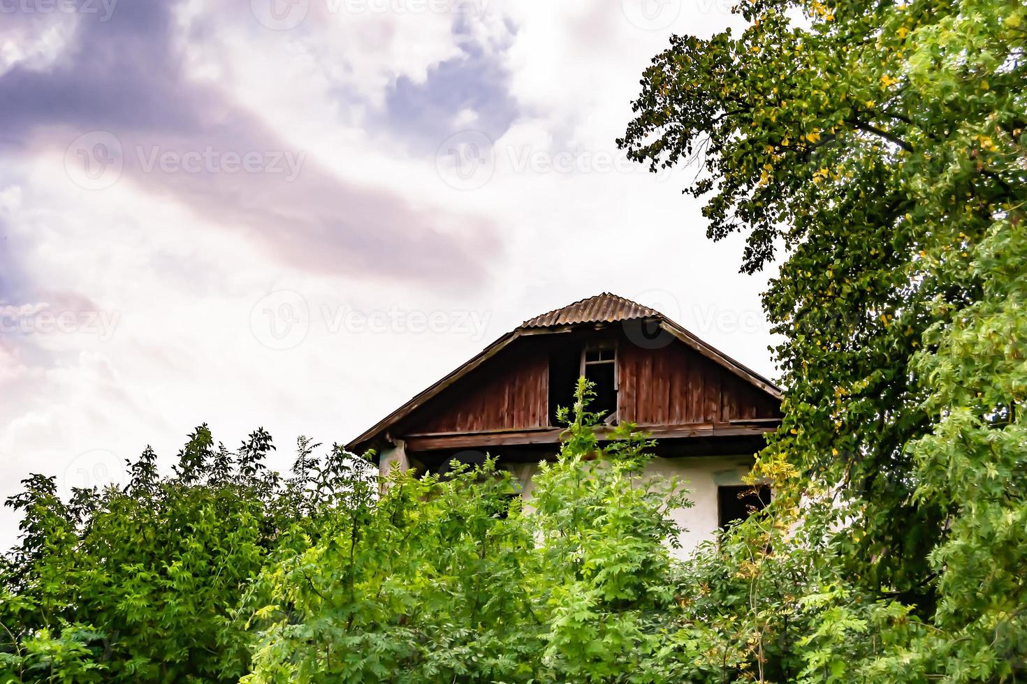 Schönes altes verlassenes Bauernhaus auf dem Land auf natürlichem Hintergrund foto