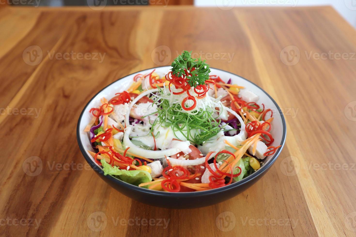 Salat mit verschiedenen bunten Früchten und Gemüse foto