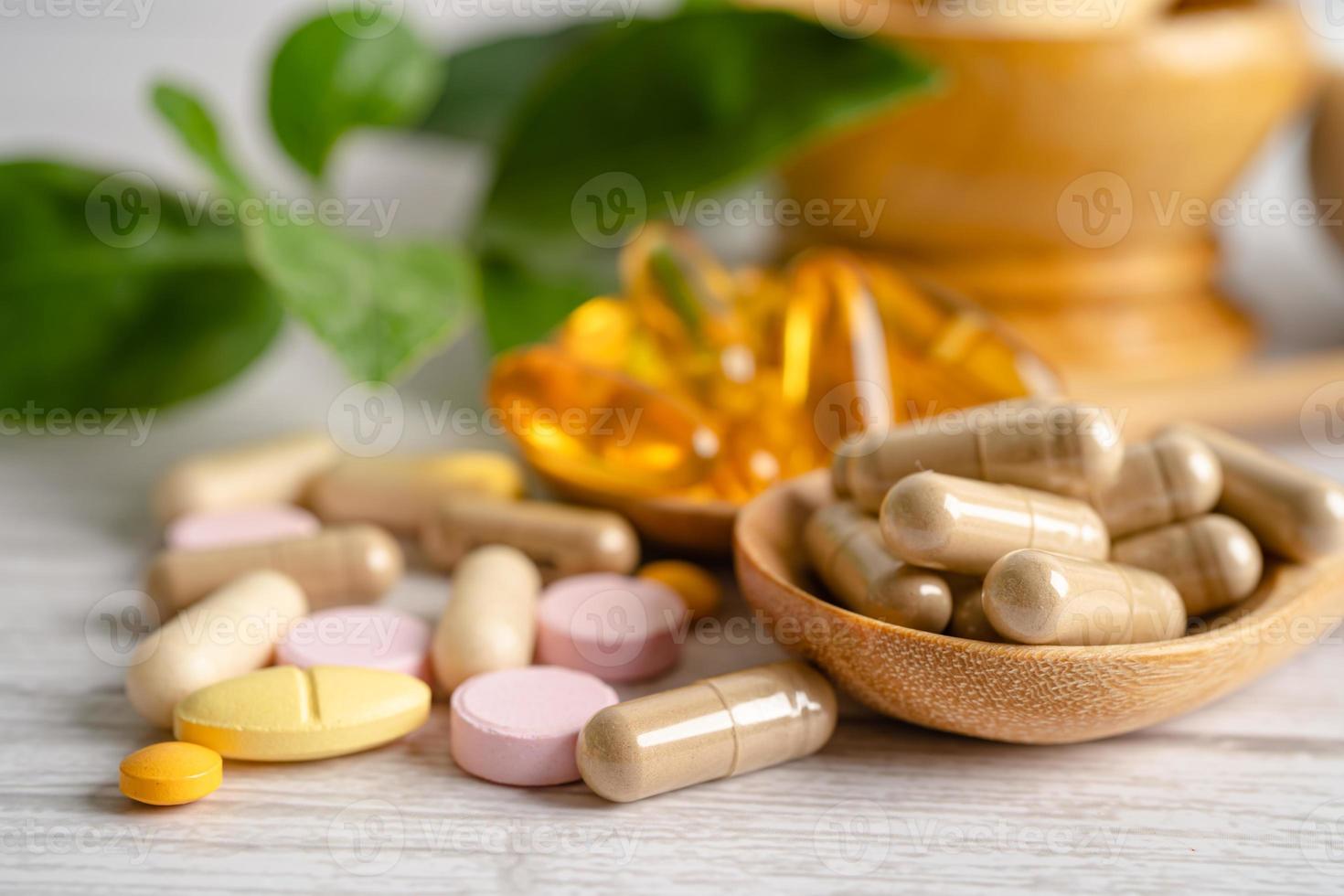 alternative Medizin pflanzliche Bio-Kapsel mit Vitamin E Omega 3 Fischöl, Mineralstoff, Medikament mit Kräuterblatt natürliche Nahrungsergänzungsmittel für ein gesundes und gutes Leben. foto