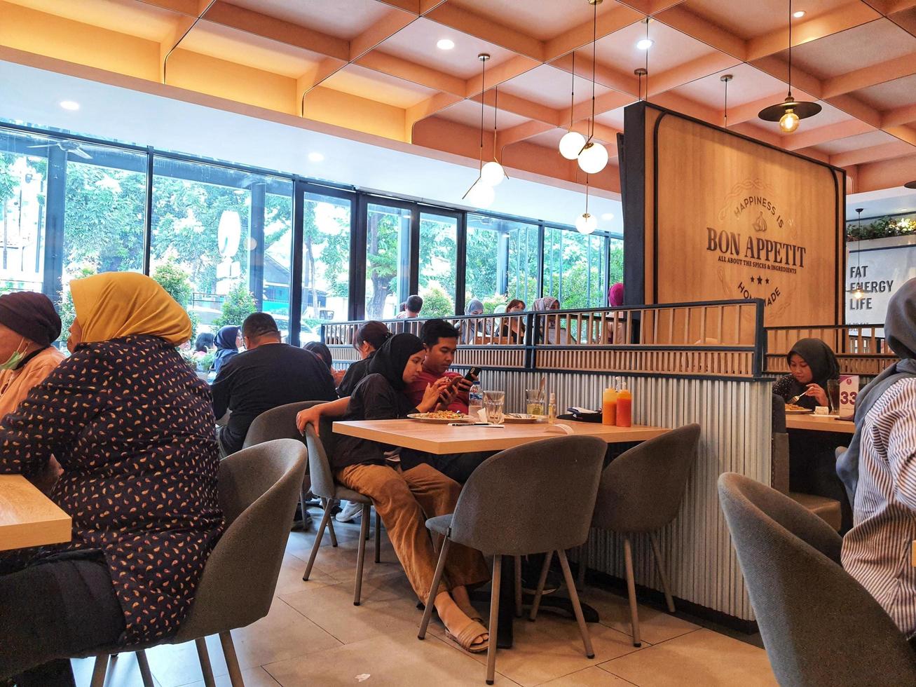 jakarta, indonesien im juli 2022. die atmosphäre des solaria restaurants, wo viele besucher familien sind, die zusammen essen. foto
