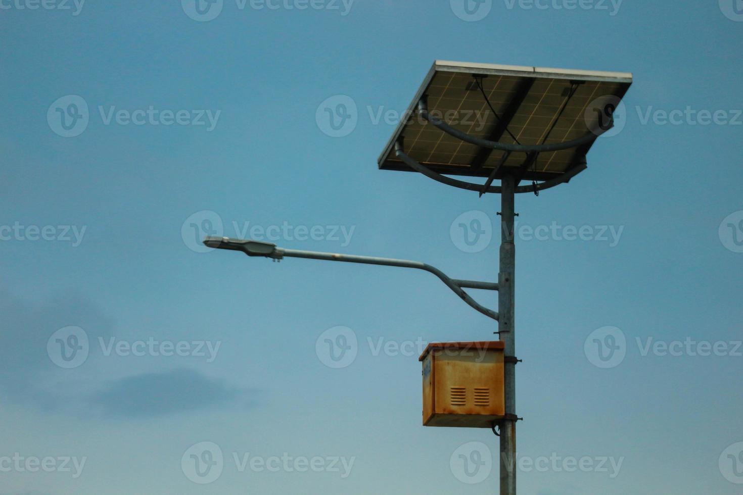 Die öffentliche Solarstraßenbeleuchtung ist eine Beleuchtungslösung für Straßen foto