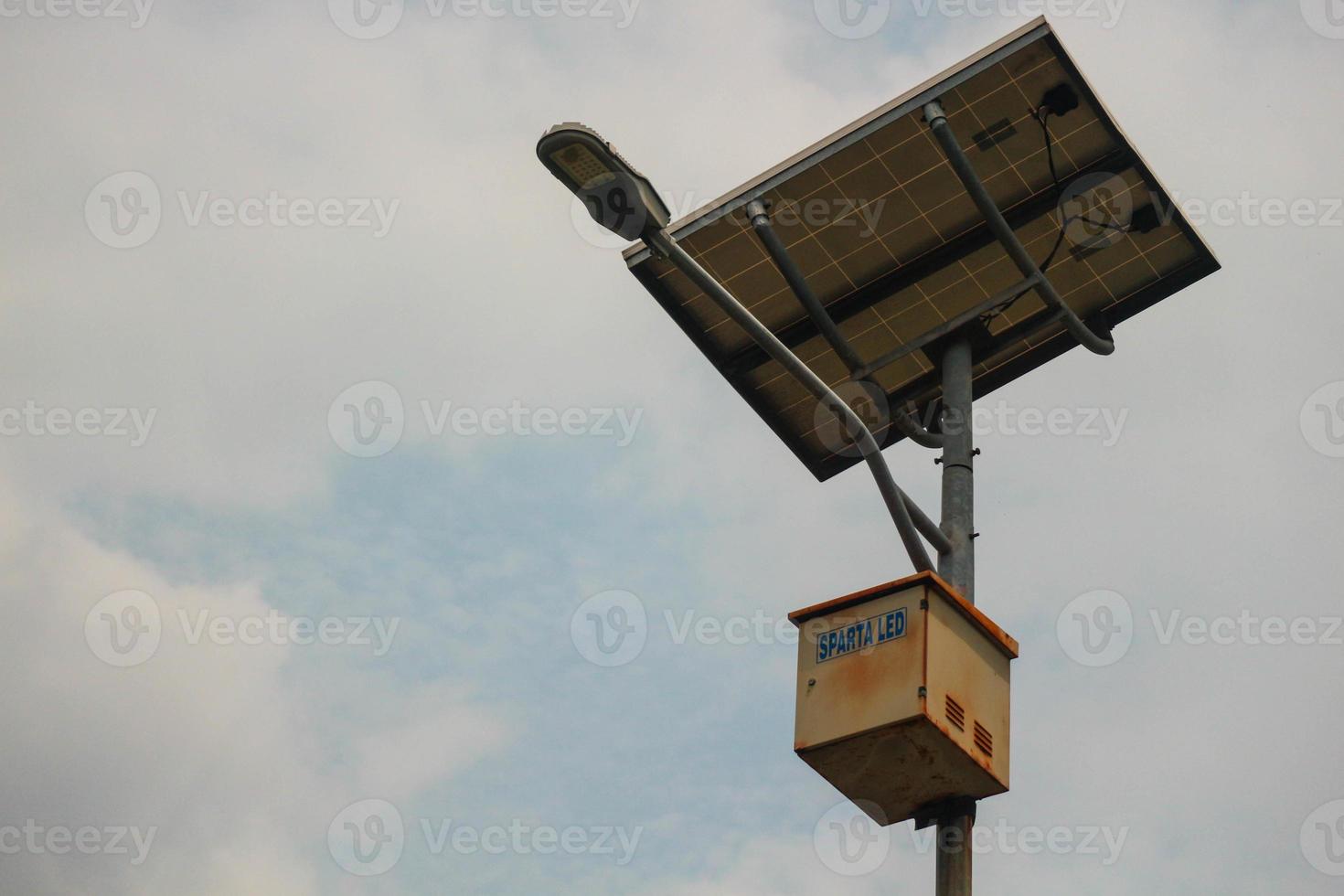 Die öffentliche Solarstraßenbeleuchtung ist eine Beleuchtungslösung für Straßen foto